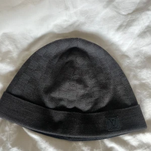 limited edition louis vuitton mössa  - äkta limited edition louis vuitton mössa som inte säljs längre, väldigt bra skick  box medgår, skriv vid frågor 