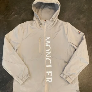  Moncler windbreaker  - Hel säljer nu min Moncler vindregnjacka som jag inte använder helt ny endast testat inga skador på den hör av er via intresse/frågor 