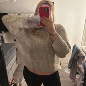 Beige stickad tröja från Samsa Collection - Säljer en beige stickad tröja från Samsa Collection. Tröjan är väldigt mjuk och har en bra passform med långa ärmar och knappar på sidan. Inte mycket använd och ser ut som ny💕