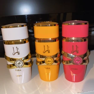 Parfym Yara från Lattafa - Säljer en tre av Yara-parfymer från Lattafa i färgerna vit, orange och rosa. Flaskorna har en elegant design med gulddetaljer och arabiska inskriptioner. Perfekt för den som vill ha variation i sin doftsamling. Säljes styckvis om inte man vill köpa alla tre. 250kr styck 