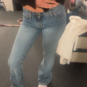 Ljusblå bootcut jeans - Snygga ljusblå bootcut jeans med en klassisk femficksdesign. De har en låg midja och en bekväm passform som ger en avslappnad stil. Perfekta för en casual look.