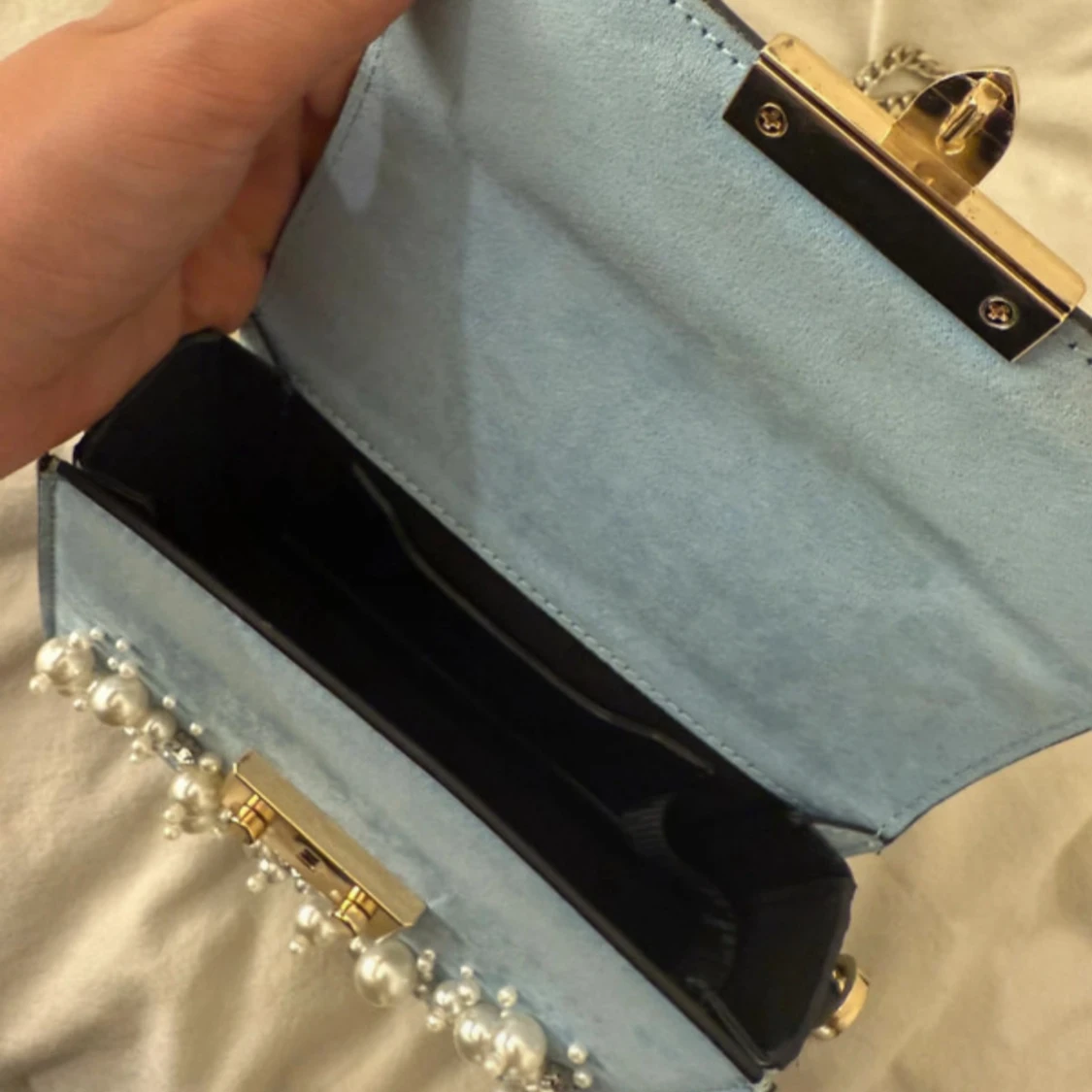 Ljusblå axelväska med pärlor och kedja - 2