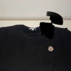 Svart Moncler t-shirt med logga - Svart t-shirt från Moncler medium sitter medium 