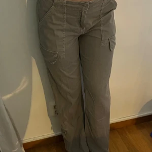 Grå cargopants - grå cargopants med loose fit och flera fickor på sidorna. Låg midja💕💕är små i storleken, dessa sitter bra på mig och jag är vanligtvis en 34/36