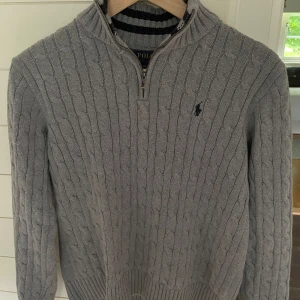 Grå stickad half zip från Polo Ralph Lauren - Grå stickad Ralph lauren tröja i bra skick 160