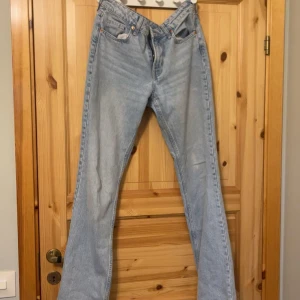 Jeans 38/M -   Snygga jeans, säljer då de är för små för mig. Använt relativt mycket men det är inget på dom som verkligen syns, på 3e bilden kan man se bakfickan som har lite knottror av jeansen och på 4e bilden ser man en ”blekt” fläck. 