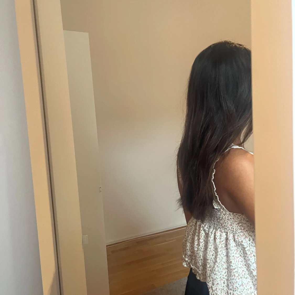 Blommig volangtop med v-ringning - 1