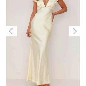 Ljusgul långklänning i satin - Jättefin. Använd en gång så inga defekter. Köpt för 850 men frakten var dyr. Säljer för 700.💕storlek 4 vilket motsvarar xxs-xs och passar mig i längden som är 163. Skriv om du är intresserad!