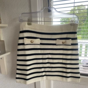 Stickad kjol  - Säljer en helt ny stickad kjol från H&M storlek S, säljer den för 70kr + frakt! Säljer en matchade tubtopp, kolla i profilen!
