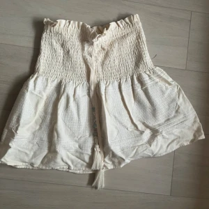 Fin kjol från zara  - Sååå fin kjol från zara, populär och skit snygg men har bara inte kommit till användning. Behövs strykas men som ny! Jätte fin att ha som tub top också, storlek xs men passar s också då den är väldigt stretchig💗 fina broderier och pärlor på snörerna