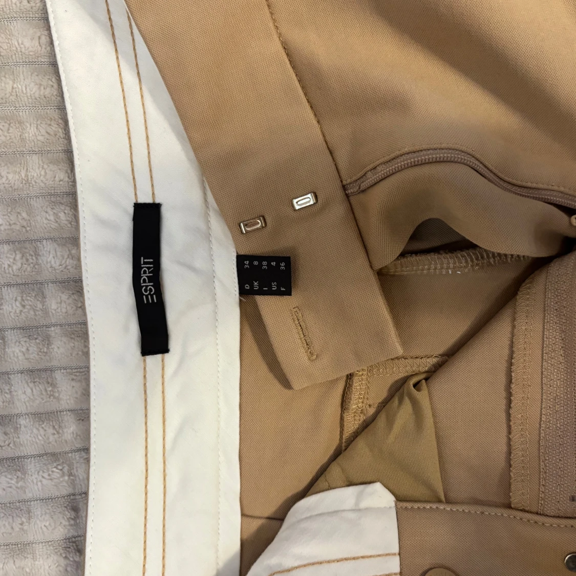 Beige kostymbyxor från Esprit - 1