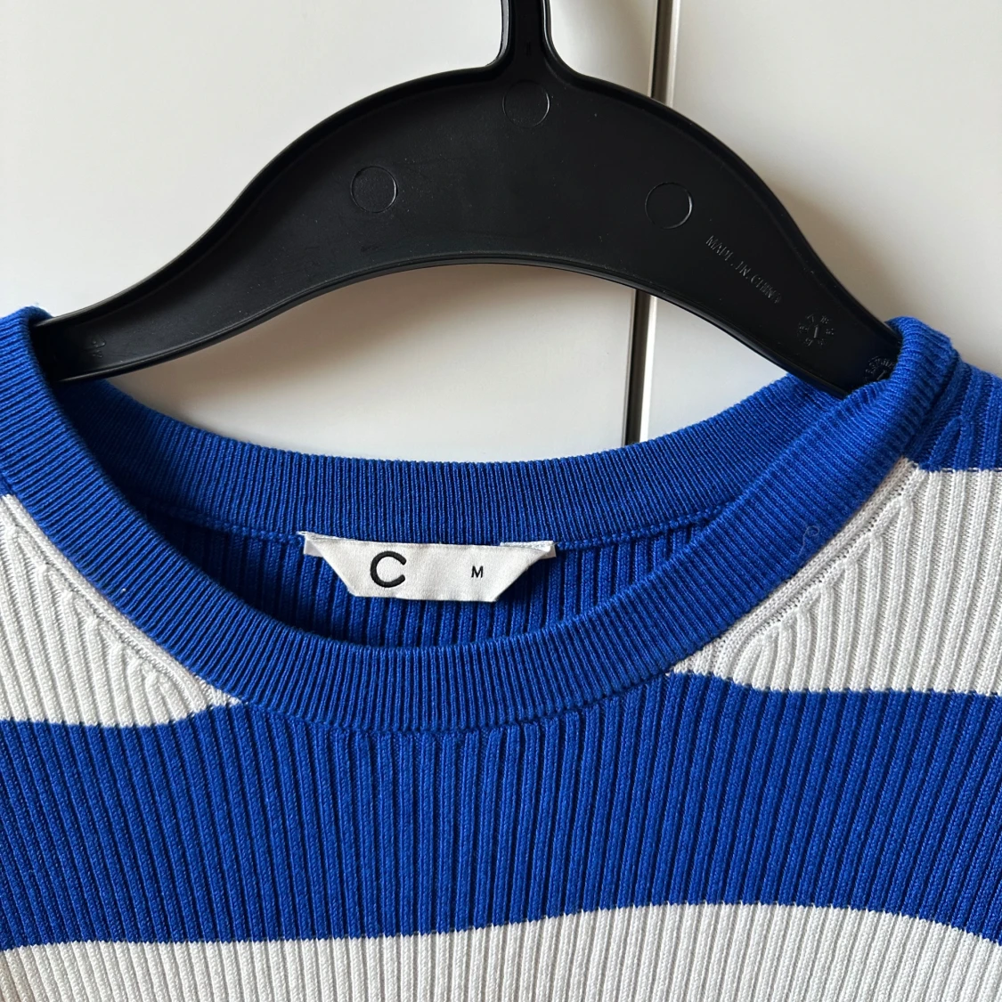 Randig blå och vit ribbad tröja - 2