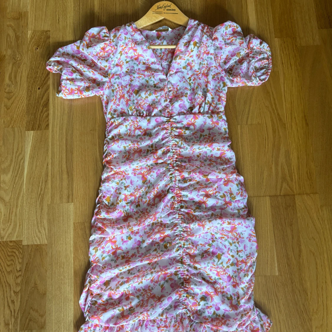 Blommig kortklänning från ONLY XS - 1