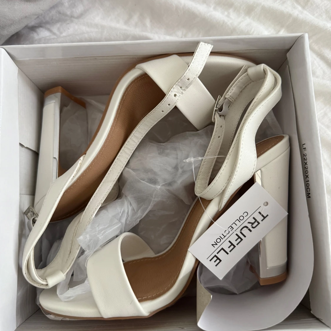 Vita klackar från Truffle Collection