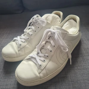 Gucci - Ett par riktigt snygga Gucci Ace leather trainers I storlek 43, men passar 44. Original låda/dustbags/äkthetsbevis följer med. Mycket bra skick! Hör av dig vid frågor!