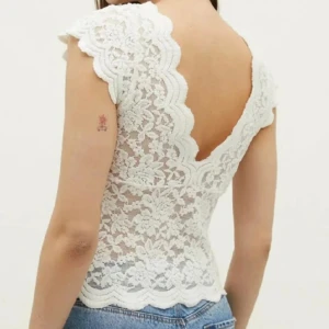 vit spetsblus  - superfin vit blus i spets från stradivarius med v-ringning både fram och bak❣️