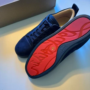 Christian Louboutin sneakers med röd sula - Ett par riktigt feta Loubs i storlek 43. Dessa passar väldigt bra nu till sommaren och är ute för ett bra pris. Anledningen till varför jag säljer dessa skor är för de passade inte min fot bra. 