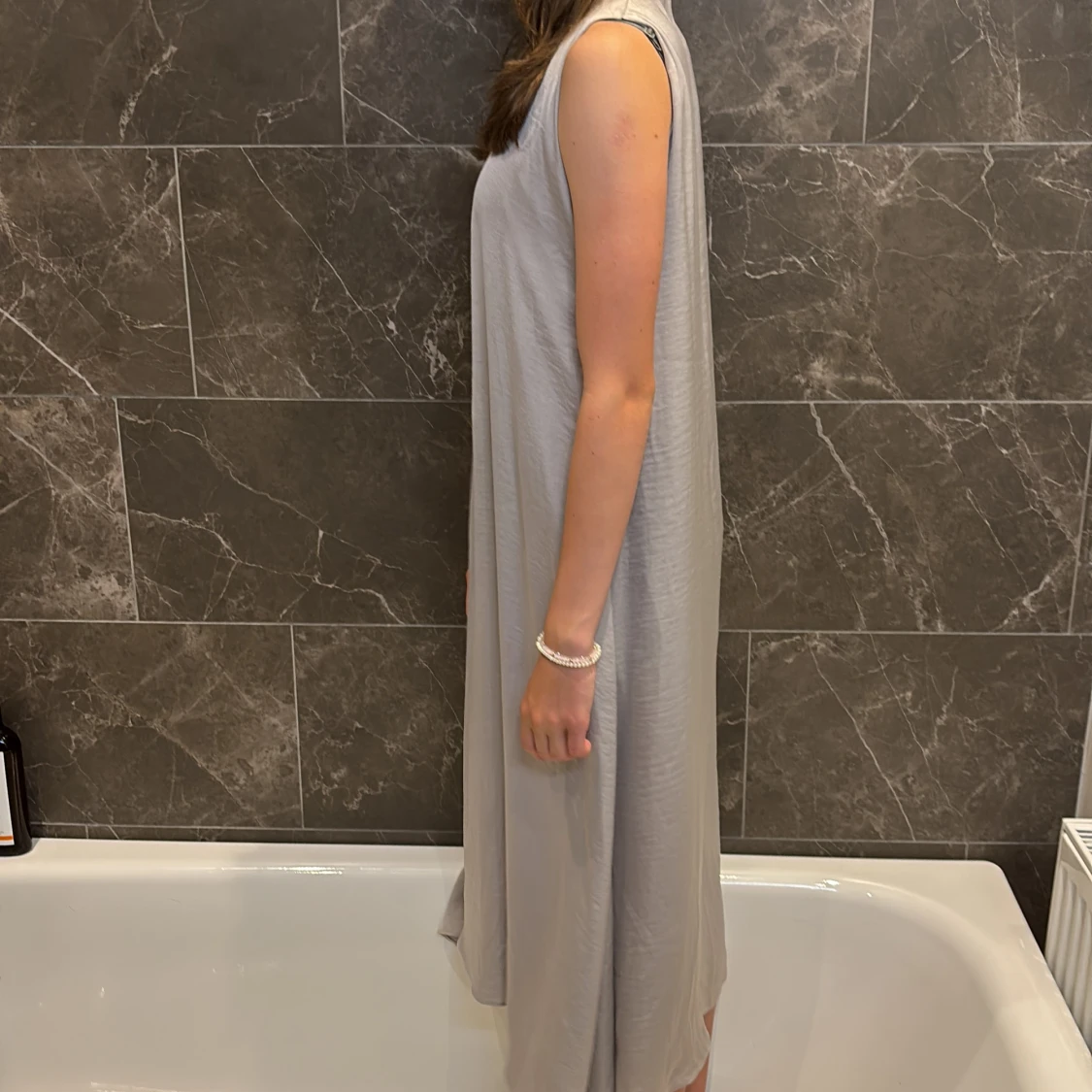 Ljusgrå ärmlös långklänning - 2