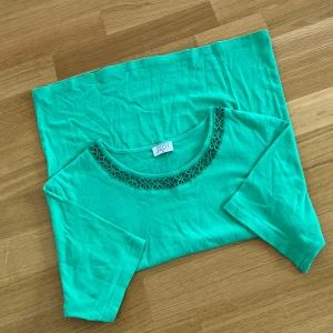 T-shirt  - T-shirt med små spets blommor💚