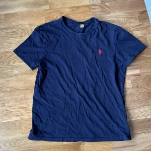 Ralph lauren t shirt - Jättesnygg t shirt från ralph lauren! Passar till allt. Storleken är xs! Använd men funkar fortfarande hur bra som helst! Hör av dig vid minsta lilla fråga🤩