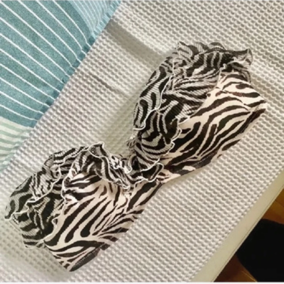 Zebramönstrad bikiniöverdel med volang