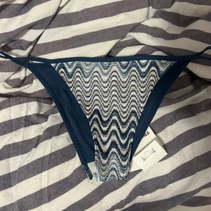 Bikini - Säljer denna ursnygga missoni liknade underdelen från H&M som inte längre säljs!! Aldrig använd! Köptes för $14,99 i USA. Säljer för 200 då den är ganska efter traktad🩵obs! Lappen är borttagen