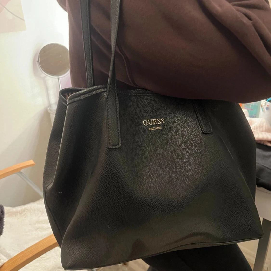 Svart väska från Guess - 90