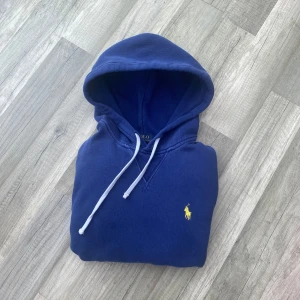 Ralph lauren hoodie mörkblå  - Tjoo, säljer nu denna tvär feta marinblåa hoodien från Ralph lauren! Bra skick finns tecken på användning men inget som syns när man bär den! Skulle också säga att den sitter mer som en XS!  Tveka inte att höra av dig för minsta fundering! 