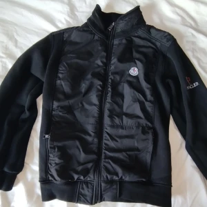 Moncler jacka - Svart jacka från Moncler. Använd max 5 gånger. Storlek M