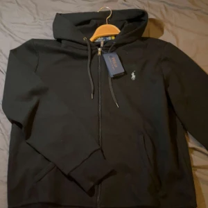 Ralph Lauren zip - Jag säljer min tröja jag nyligen fick i födelsedags present då den var en storlek för stor. Tröjan har bara blivit testad inomhus så den är helt oanvänd 