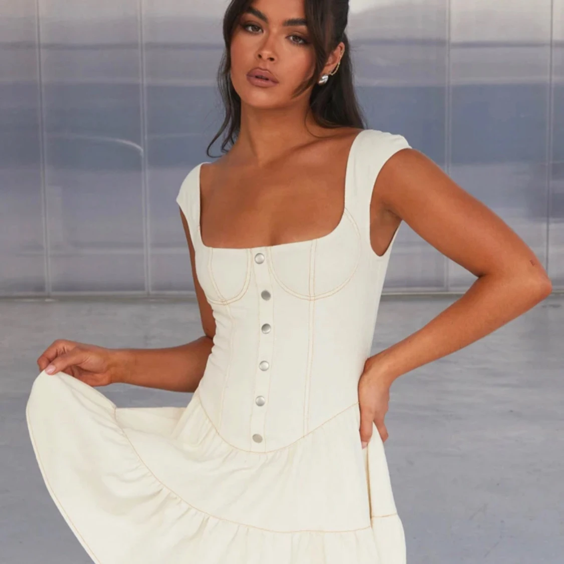 Vit kortklänning med knappar - 1