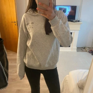 Hoodie - Snygg hoodie från ginatricot young✨ Lite sönder vid kragen annars bra i skick Storlek 158/164 men passar som xs Hör av dig om du har några funderingar 🥰 