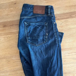 Scotch & Soda Jeans  - Säljer mina feta Scotch & Soda jeans i blå färg! 👖 Jeans har defekter kolla bild. Skick: Acceptabelt/dåligt | Passform slim/straight | Storlek W31 L34 | Ny pris 1700kr+ Hör av dig om du har frågor! 🤙 