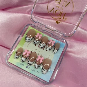 Zebra (S);Medium Almond - Snygga gelé press-on naglar i mandelform med nude bas, svartvita zebramönstrade tippar och 3D rosa rosetter. Perfekt för dig som vill ha en trendig och lekfull look. Kommer i storlek S: 15 mm, 11,5 mm, 12 mm, 11 mm, 9 mm 