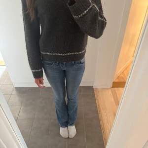 Stickad tröja  - Säljer denna fina grå stickade tröja💕