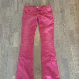 Rosa lågmidjade bootcut jeans  - Skit snygga lågmidjad jeans från MET, midjemått är 37 och innebenslängd är 86, säljer för dom va för långa på mig💖💖skulle säga att de är mellan S och xs💖