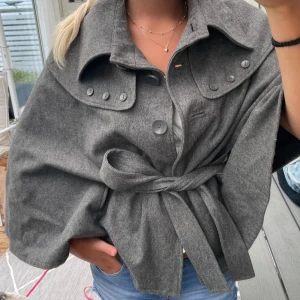 Trekvart arm kappa - Säljer nu min fina gråa trekvartsarm kappa, eftersom jag har för mycket jackor. Jättefin och passar till allt! 