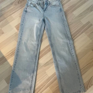 Jeans med detalj - Skit coola jeans med röda stjärnor på bakfickorna samt "nitar" längst upp (se bild 3)! Kommer tyvärr inte till användning! Är en rak/vid modell