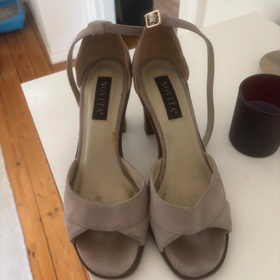 Grå mockasandaler med klack från Novita - 2