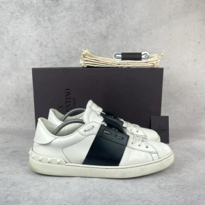 Valentino open sneaker - – Condition: 8/10  – Color: White and black  – What is included: Only the sneakers  – Retail price: 7280