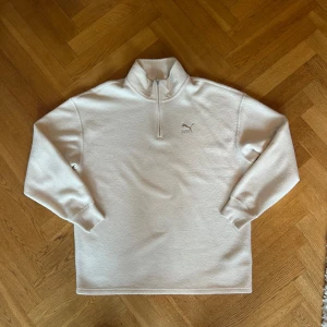 Fleece med 1/4 Zip från PUMA - Vit Fleece med 1/4 ZIP från PUMA  Storlek L passar L-XL  Inga Flaws 👕