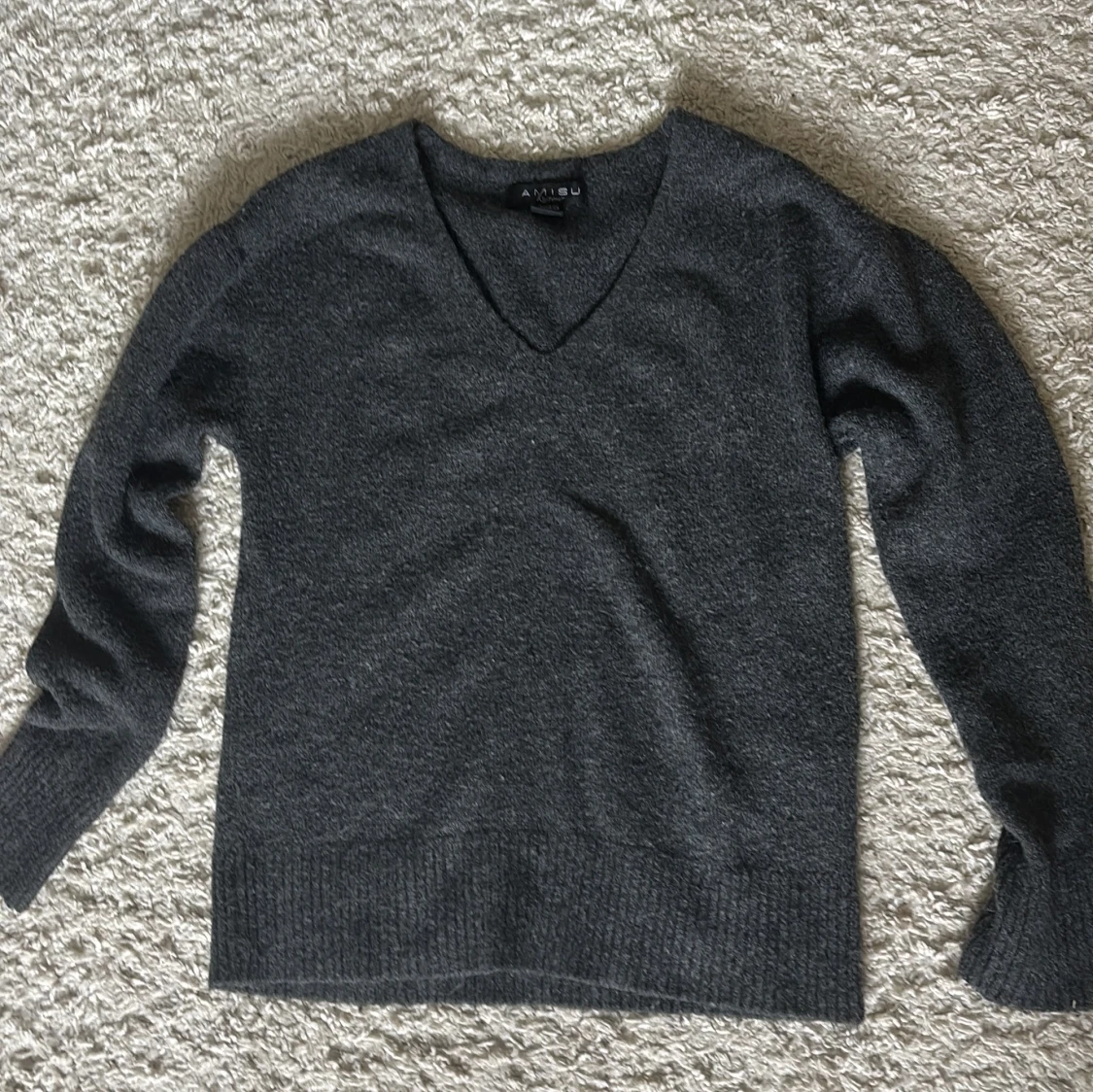 Mörkgrå v-ringad stickad tröja 