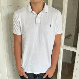 Polo ralph lauren pike - En riktigt snygg pike från polo ralp lauren i storlek L. Den är i fint skick utan några defekter. Hör av er vid frågor