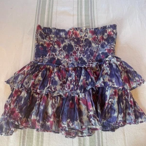 Volangkjol Isabel Marant Étoile  - Supersöt kort volangkjol från Isabel Marant Étoile. Kjolen har ett hål i underlaget av kjolen men det är inget som syns! 💞
