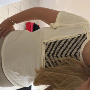 Vit blus med broderad detalj - Säljer en vit blus med kort ärm och unik broderad detalj framtill i svart och beige. ❣️