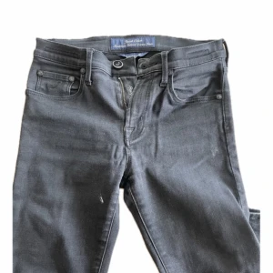 Mörkgrå jeansbyxor från Jacob Cohen - Snygga mörkgrå jeansbyxor från Jacob Cohen med klassisk femficksdesign och dragkedja. Jeansen har en smal passform och är tillverkade i mjuk bomullsdenim med stretch för extra komfort. Perfekta för en stilren och avslappnad look.