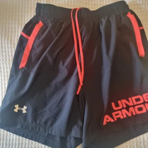 Shorts Under armour  - Shorts med fickor. Se bilder för mått. Se gärna även mina andra annonser och skapa bundles. Storlek M är uppskattad storlek då tagg saknas.