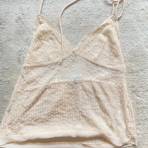 Beige paljettopp från Meet Me There - Helt oanvänd topp! Säljer då den inte kommit till användning! Såå fin