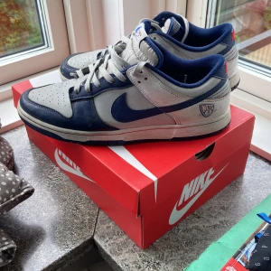Nike Dunk Low  - Jag säljer ett par Nike Dunk Low Brooklyn Nets i storlek 45/44. Inte använda på ett väldigt bra tag och därför säljer jag dom. Köpta på restocks. Tveka inte på att ställa frågor 😁