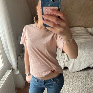 Ljusrosa t-shirt  - GRATIS FRAKT!! Jättesöt rosa T-shirt, perfekt till sommaren! Nästintill oanvänd!💞💞
